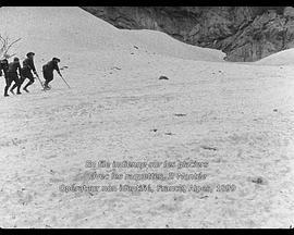 <span style='color:red'>一队印度人在攀登冰山 En file indienne sur les glaciers avec les raquettes, montée</span>